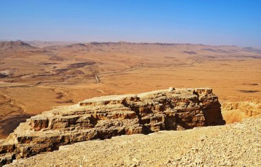 Makhtesh Ramon, İsrail Negev Çölü 'nün jeolojik bir özelliğidir. Birüssebi şehrinin yaklaşık 85 km güneyinde yer alan bu arazi, dünyanın en büyük erozyon sirkini temsil ediyor.. 