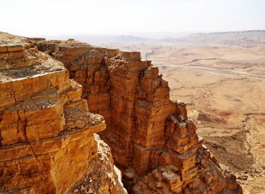 Makhtesh Ramon, İsrail Negev Çölü 'nün jeolojik bir özelliğidir. Birüssebi şehrinin yaklaşık 85 km güneyinde yer alan bu arazi, dünyanın en büyük erozyon sirkini temsil ediyor.. 