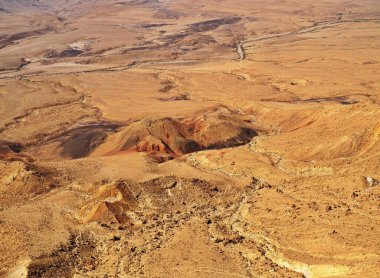 Makhtesh Ramon, İsrail Negev Çölü 'nün jeolojik bir özelliğidir. Birüssebi şehrinin yaklaşık 85 km güneyinde yer alan bu arazi, dünyanın en büyük erozyon sirkini temsil ediyor.. 