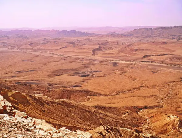 Makhtesh Ramon, İsrail Negev Çölü 'nün jeolojik bir özelliğidir. Birüssebi şehrinin yaklaşık 85 km güneyinde yer alan bu arazi, dünyanın en büyük erozyon sirkini temsil ediyor.. 