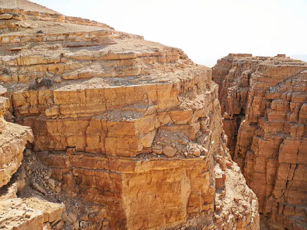Makhtesh Ramon, İsrail Negev Çölü 'nün jeolojik bir özelliğidir. Birüssebi şehrinin yaklaşık 85 km güneyinde yer alan bu arazi, dünyanın en büyük erozyon sirkini temsil ediyor.. 