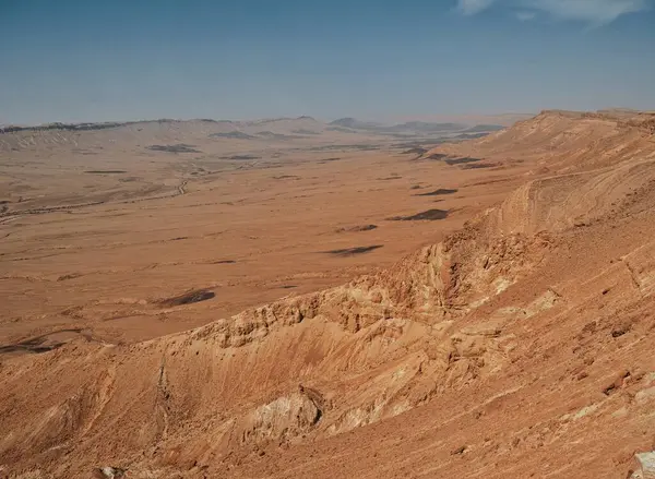 Makhtesh Ramon, İsrail Negev Çölü 'nün jeolojik bir özelliğidir. Birüssebi şehrinin yaklaşık 85 km güneyinde yer alan bu arazi, dünyanın en büyük erozyon sirkini temsil ediyor.. 