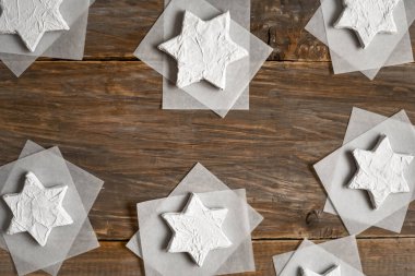 Yıldızlar. Tahta bir arka planda altı yüzlü beyaz yıldız.