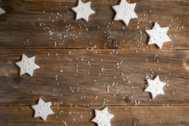 Yıldızlar. Tahta bir arka planda altı yüzlü beyaz yıldız.