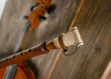 Müzik aletleri keman ve duduk. Ahşap arka planda müzik aletleri seti.