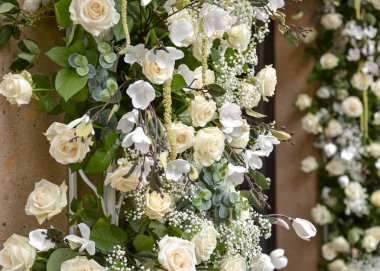 Gelinin evinde beyaz çiçekli bir düğün havası var.