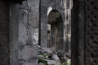 Kobayr Manastırı XII. Yüzyıl Ermeni Havari Kilisesi 'ni parçalara ayırdı. Ermenistan