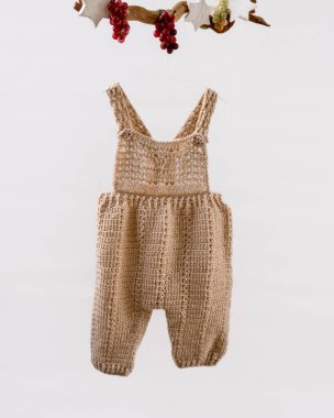 Tığ işi bebek ürünü. Beyaz arkaplanda giysi ve aksesuarlar.