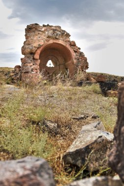 Ermenistan 'ın 7. yüzyılındaki Kos adasındaki St. Stepanos Kilisesi yakınlarındaki kilisenin yıkılması..