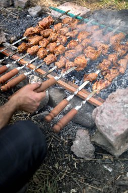 Şiş üstünde Shashlik. Kızarmış et. Şaşlık pişiriyorum..