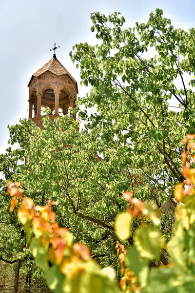 St. Mesrop Mashtots Kilisesi, 5. yüzyılda kurulmuş ve son şeklini 19. yüzyılda almıştır. Oshakan Köyü Ermenistan.