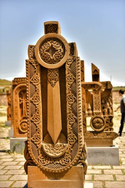 St. Mesrop Mashtots kilisesindeki Ermeni alfabesi. Taşa kazınmış. Mektup. Oshakan Köyü Ermenistan.