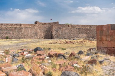 Dashtadem Kalesi, VXIX. Yüzyıl, Ermenistan 'ın taş duvarı..