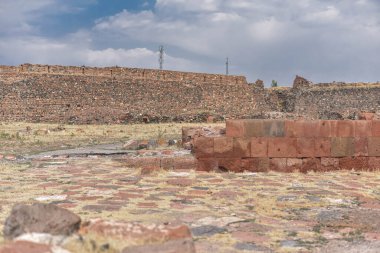 Dashtadem Kalesi, VXIX. Yüzyıl, Ermenistan 'ın taş duvarı..