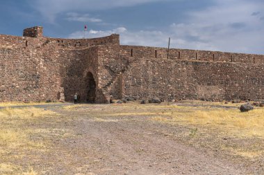 Dashtadem Kalesi, VXIX. Yüzyıl, Ermenistan 'ın taş duvarı..