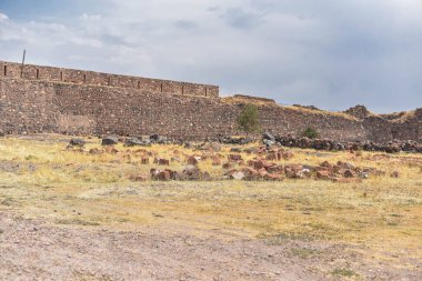 Dashtadem Kalesi, VXIX. Yüzyıl, Ermenistan 'ın taş duvarı..