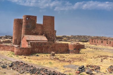 Dashtadem Kalesi, VXIX. Yüzyıl, Ermenistan 'ın taş duvarı..