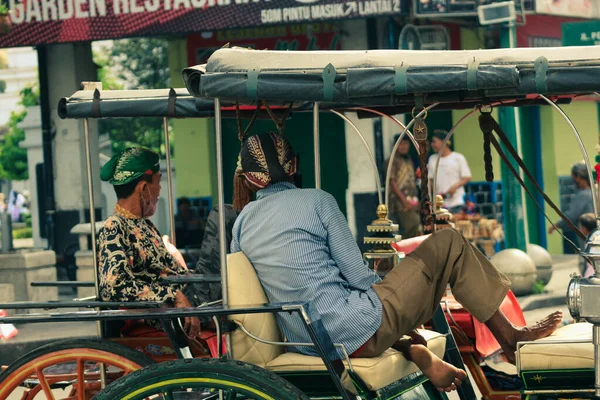 Vista Lateral Interação Dos Motoristas Vagão Andong Jalan Malioboro Yogyakarta — Fotografia de Stock
