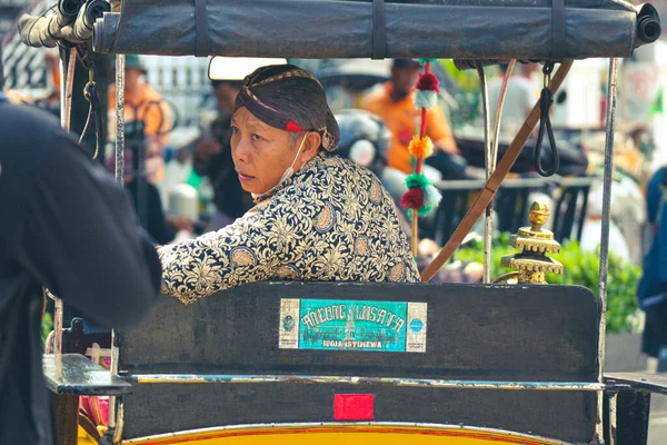 Vista Traseira Vagão Motorista Andong Jalan Malioboro Yogyakarta Com Roupas — Fotografia de Stock