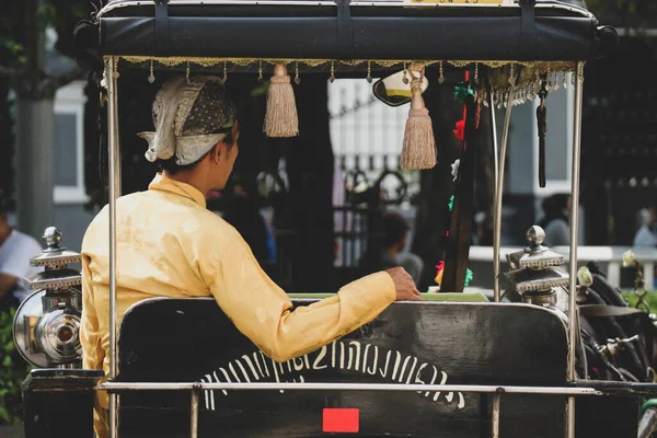 日惹Jalan Malioboro的马车或Andong司机的后视镜 带有典型的爪哇蜡染服装和布隆肯帽 — 图库照片