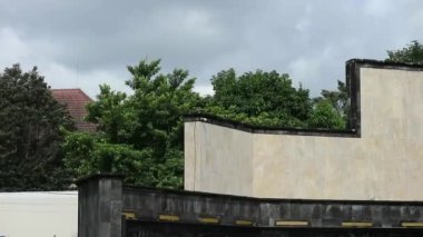 1 Mart 1949 'daki Genel Saldırı Anıtı, Yogyakarta Postanesi' nin hemen önünde yer alan Vdleburg Kalesi Müzesi 'nin yakınlarında yer almaktadır..