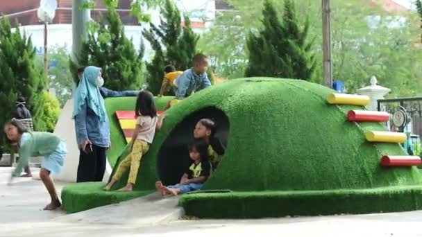 Yogyakarta Indonesia Nell Ottobre 2022 Bambini Giocano Felicemente Nel Parco — Video Stock
