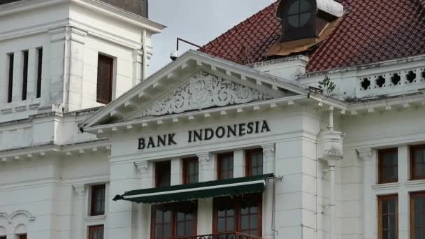 위치한 인도네시아 은행은 인도네시아 카르타 사무실이다 자리잡고 있어서 알아볼 수있고 — 비디오