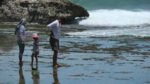 Yogyakarta Indonésia Outubro 2022 Turistas Famílias Que Estão Férias Praia — Vídeo de Stock