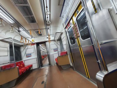 Cakarta, Endonezya Ekim 2022. Yolcu olmayan bir banliyö treninin durumu. Sıradan yolcular için koltuklar mavi, özel ihtiyaçları olan veya engelli yolcular için koltuklar kırmızı, ebeveynler veya hamile kadınlar ise kırmızı..