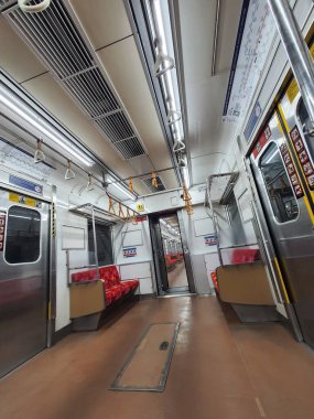 Cakarta, Endonezya Ekim 2022. Yolcu olmayan bir banliyö treninin durumu. Sıradan yolcular için koltuklar mavi, özel ihtiyaçları olan veya engelli yolcular için koltuklar kırmızı, ebeveynler veya hamile kadınlar ise kırmızı..