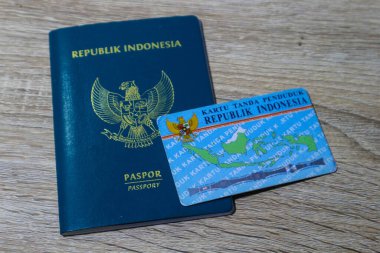 Endonezya yeşil pasaportu ve Endonezya vatandaşlarına ait Endonezya kimlik kartı. Bu iki yasal belge yurtdışına gitmek için kullanılır, tatil ya da iş gezileri için..