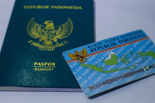Indonezyjski Zielony Paszport Indonezyjski Dowód Tożsamości Należący Obywateli Indonezji Dwa — Zdjęcie stockowe