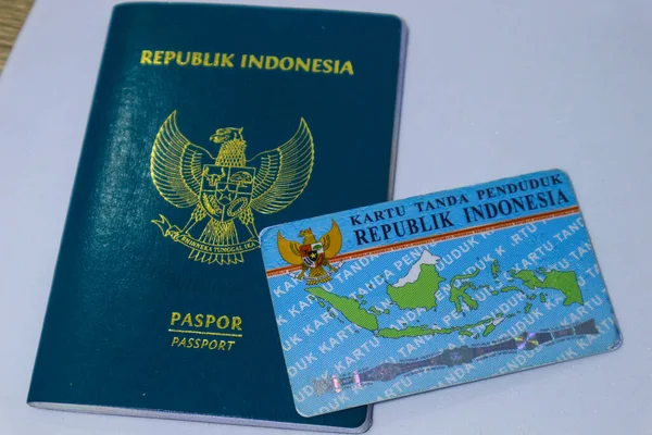 Endonezya Yeşil Pasaportu Endonezya Vatandaşlarına Ait Endonezya Kimlik Kartı Iki — Stok fotoğraf