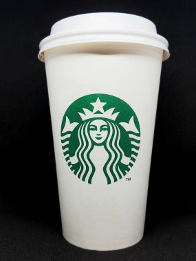 Cakarta, Endonezya Ekim 2022. Siyah arka planda Starbucks kağıt bardağı..