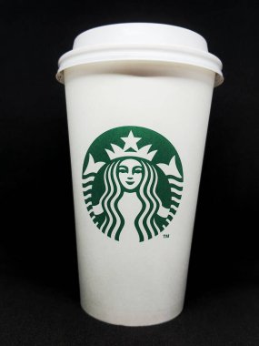 Cakarta, Endonezya Ekim 2022. Siyah arka planda Starbucks kağıt bardağı..