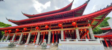 Bu Semarang 'daki Sam Poo Kong tapınağının çatısının fotoğrafı. Çin stili ve kırmızının hakimiyeti. Bu tapınak sadece ibadet için değil, turistler için de..