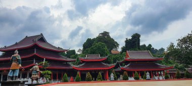 Bu Semarang 'daki Sam Poo Kong tapınağının çatısının fotoğrafı. Çin stili ve kırmızının hakimiyeti. Bu tapınak sadece ibadet için değil, turistler için de..