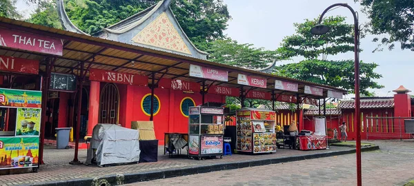 2021年7月にインドネシアの中部ジャワ州 スマランのサムポー香港寺院エリアのフードコート 中国風で赤が主流 この礼拝堂は観光客にも開放されています — ストック写真