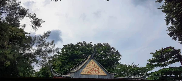 이것은 사원의 사진입니다 중국식이고 빨간색 압도적 사원은 숭배를 뿐만아니라 관광객을 — 스톡 사진