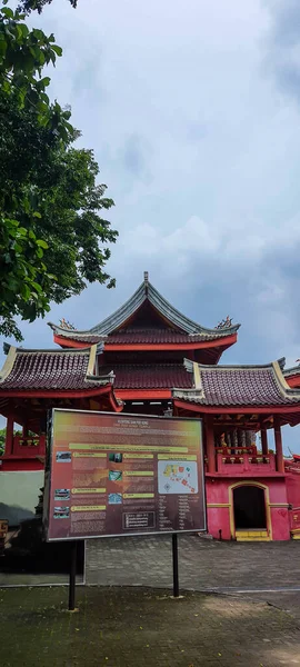 这是一张三宝孔寺屋顶的照片 中国风格 以红色为主 这座庙宇不仅供人祭拜 也供观光客使用 — 图库照片