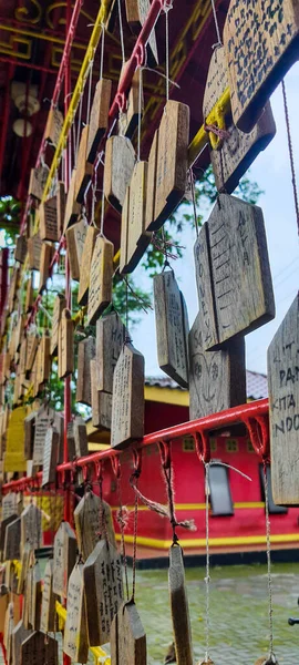 在三宝孔寺地区的三宝孔寺中 木刻着祷文 这座寺庙是中国式的 以红色为主 这座庙宇也对游客开放 — 图库照片