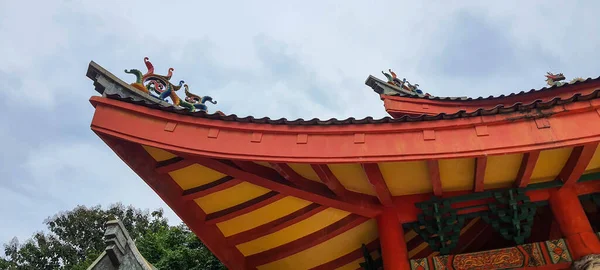 Фотография Крыши Храма Сэма Конга Семаранге Китайском Стиле Доминирует Красный — стоковое фото
