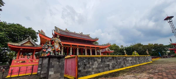 这是一张三宝孔寺屋顶的照片 中国风格 以红色为主 这座庙宇不仅供人祭拜 也供观光客使用 — 图库照片