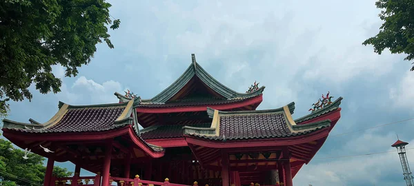 これは スマランのサムポー香港寺の屋根の写真です 中国風で赤が主流 参拝だけでなく 観光客にも人気のお寺です — ストック写真