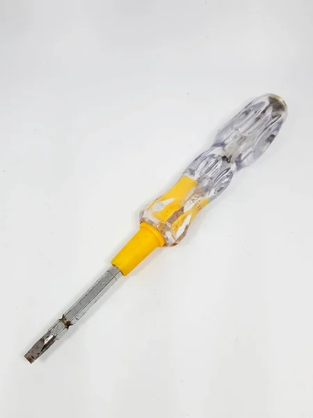 这是一张孤立的螺丝刀的照片 这个螺丝刀有一个清晰的黄色手柄色 — 图库照片