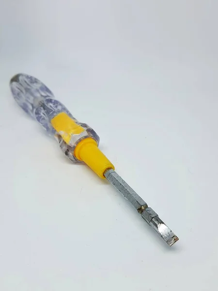 这是一张孤立的螺丝刀的照片 这个螺丝刀有一个清晰的黄色手柄色 — 图库照片