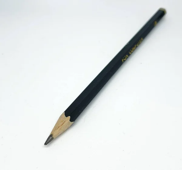 이것은 연필로 고립된 사진입니다 연필은 컴퓨터로 결과를 분석하는 시험용으로 — 스톡 사진