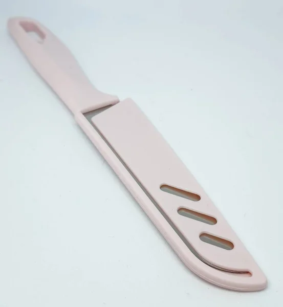 这是一张有粉红柄的小刀的独立照片 这把刀也有粉色的盖子 — 图库照片