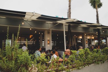 PIK 2, Kuzey Jakarta, Endonezya, 2022 - Ziyaretçiler Kore 'deki sahil atmosferine benzer bir hisle Batavia PIK bölgesindeki Koyda eğlenmekle meşguldüler.