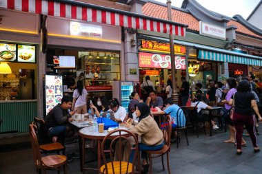 Tangerang, Batı Java, Endonezya, 2022 - PIK Çin Mahallesi Pantjoran Bölgesi 'nde takılan ziyaretçiler. Bu bölge aileler için çok uygun çünkü çok fazla sokak yemeği ve Çin restoranı var..
